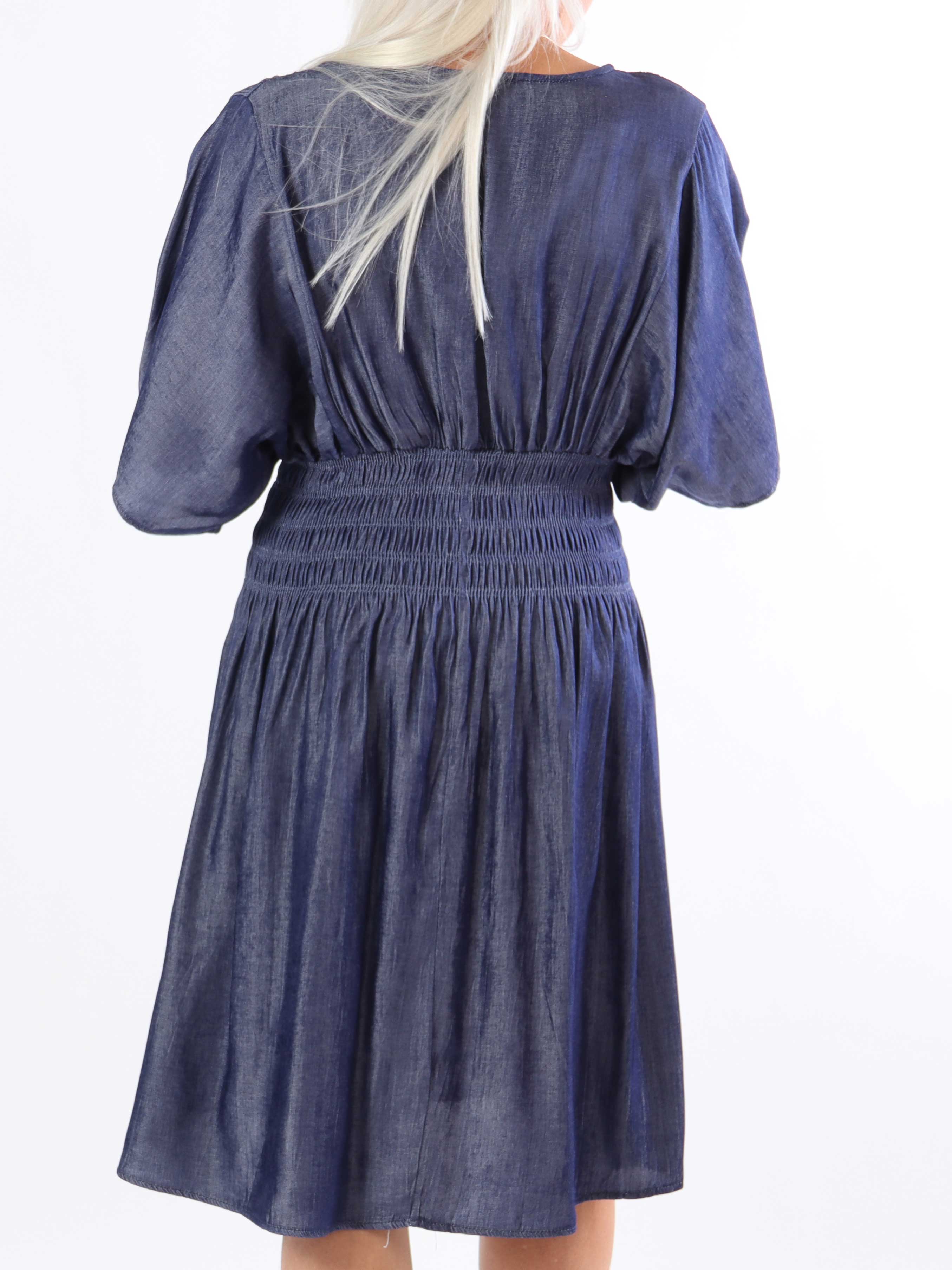 Pams Denim Short - Plus size-klänning med smock under bröstet